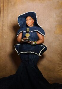 La musique guinéenne a été honorée sur la scène africaine à l’occasion de la 9ᵉ édition des AFRIMA Awards. L’artiste guinéenne Manamba Kanté, fille de l’illustre musicien Mory Kanté, a remporté le prix de la Meilleure Artiste Africaine en African Pop lors de la cérémonie tenue dans la nuit du dimanche 11 janvier 2026 à Lagos, au Nigeria. Cette distinction, décernée par les All Africa Music Awards (AFRIMA), consacre le parcours d’une artiste engagée dont le travail contribue activement au rayonnement de la musique africaine contemporaine. Elle récompense une carrière marquée par la rigueur, la créativité et la valorisation des sonorités africaines sur les scènes internationales. Héritière d’un patrimoine musical reconnu à l’échelle mondiale, Manamba Kanté s’inscrit dans la continuité de l’œuvre de son père, Mory Kanté, tout en affirmant une identité artistique propre, résolument tournée vers la modernité et l’innovation. À l’issue de la cérémonie, l’artiste a exprimé sa reconnaissance à l’ensemble de ses soutiens, notamment à son époux Soul Bang’s, à sa famille, à son équipe artistique et technique, ainsi qu’à son public, qu’elle considère comme un acteur essentiel de cette réussite. Les organisateurs des AFRIMA Awards ont, pour leur part, rappelé l’importance de cette plateforme continentale dans la promotion des talents africains et la consolidation de l’industrie musicale du continent. Cette distinction constitue une fierté nationale pour la Guinée et renforce la visibilité des artistes guinéens sur la scène culturelle africaine et internationale.